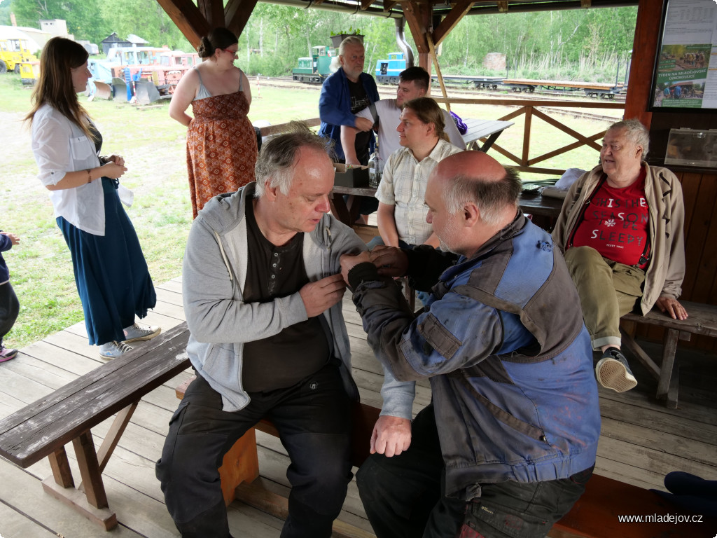 Fotografie Radim s&nbsp;Petrem v&nbsp;dalším kole zkouší škrcení. Správně přikládají škrtidlo co nejvýš. Způsob, jak zaškrtit hlavu, nám nikdo předvést nechtěl.