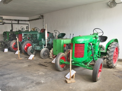 Sbírka traktorů v expozici zemědělské techniky