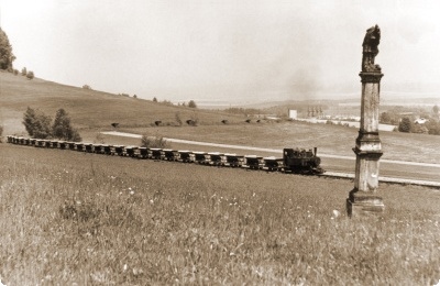 Lokomotiva č. 3 s vlakem nad Mladějovem. Zdroj: Archiv PMM