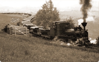 Parní lokomotiva č. 1 s vlakem na Hřebeč. Zdroj: Archiv PMM