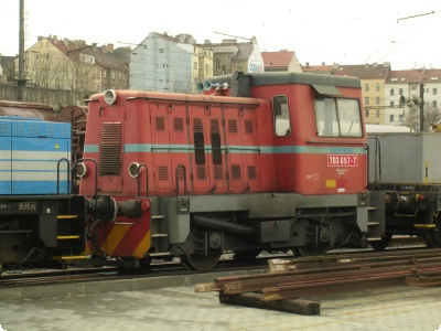 Stroj 703 657-7 (původně řada T 212.1) ve stanici Praha–Libeň r. 2007, normálněrozchodné provedení. Foto: Tomáš Kučera