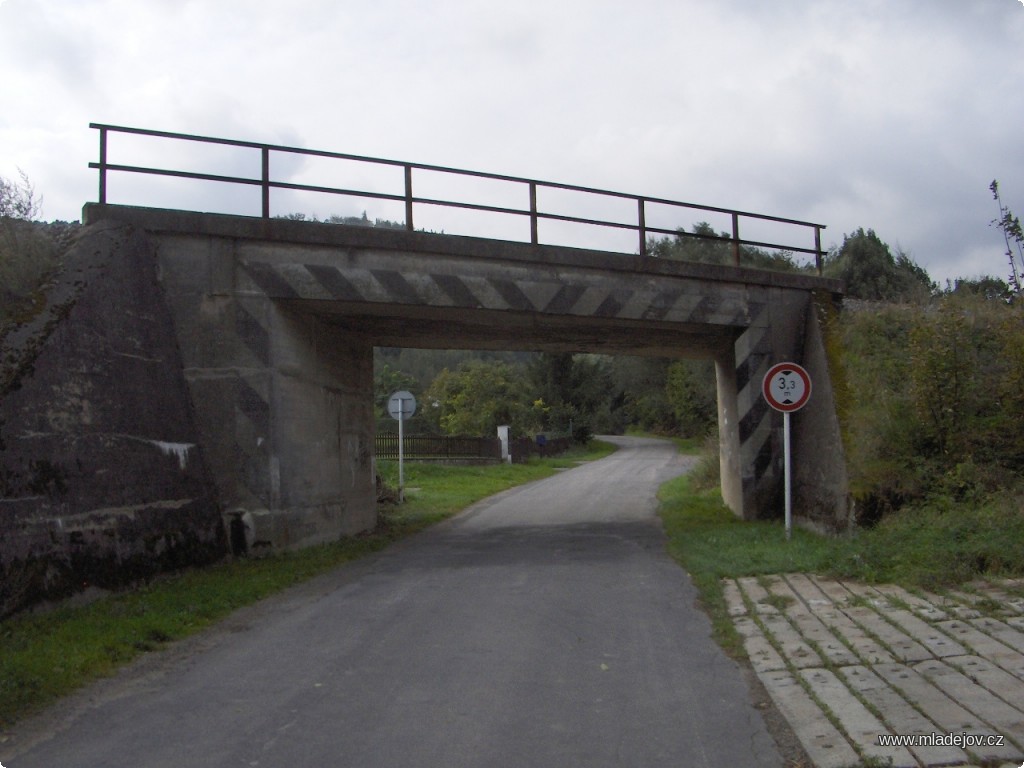 Fotografie V Trpíku na silnici III/36811 mezi Damníkovem a Mladějovem je průjezdná výška pouze 3,3 m.