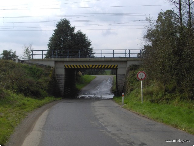 Fotografie U zastávky Žichlínek na silnici III/36810 mezi Žichlínkem a Rychnovem na Moravě je průjezdná výška pouze 3,2 m.